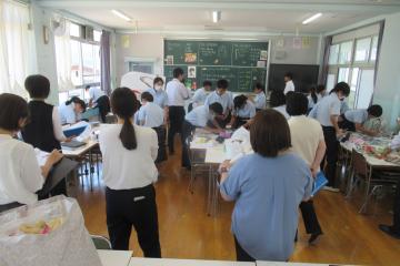 他校の先生方が参観している様子