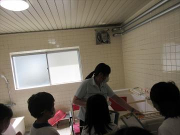 おふろの施設を見学している様子です
