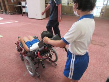リクライニング車いすの体験の様子です