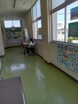 担任と相談をする三年生徒