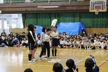 4年生が1年生に向けてじゃんけん大会実施