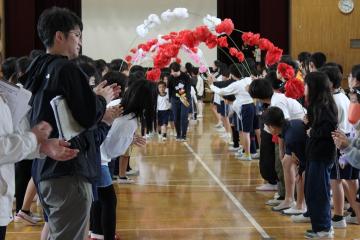 1年生は6年生と共に退場