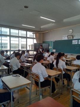 2年生が黙想をしている様子