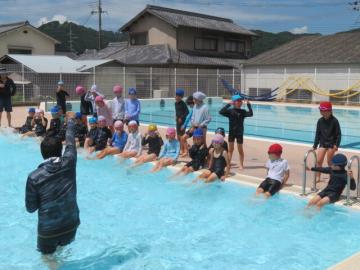 ハンドサインで入水する2年生
