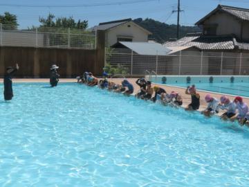 ハンドサインで入水する1年生
