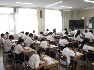 1年生がテストを受ける様子