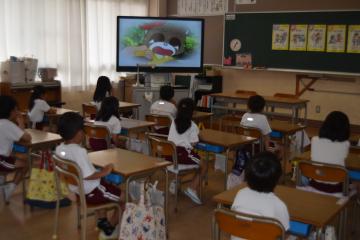 教室で防犯啓発DVDを見ている児童の様子
