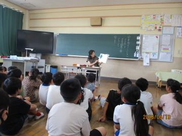 本を読んでもらっている2年生の様子