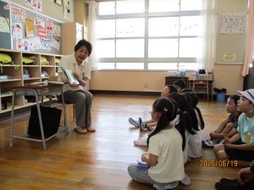本に集中している子どおたちの様子