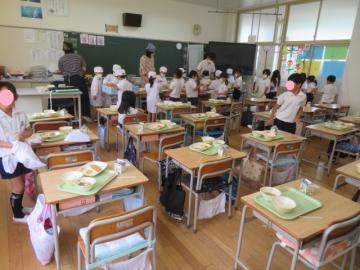 給食準備をする1年生
