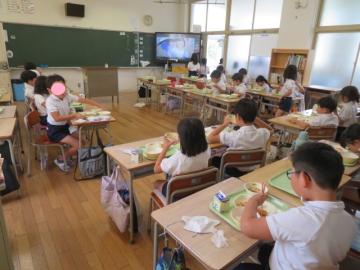 食育Meetを視聴しながら給食を食べる2年生