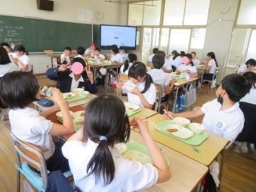 6年生教室の給食の様子