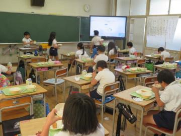 給食のおかわりをする3年生