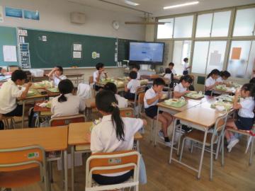 給食を食べる4年生のようす