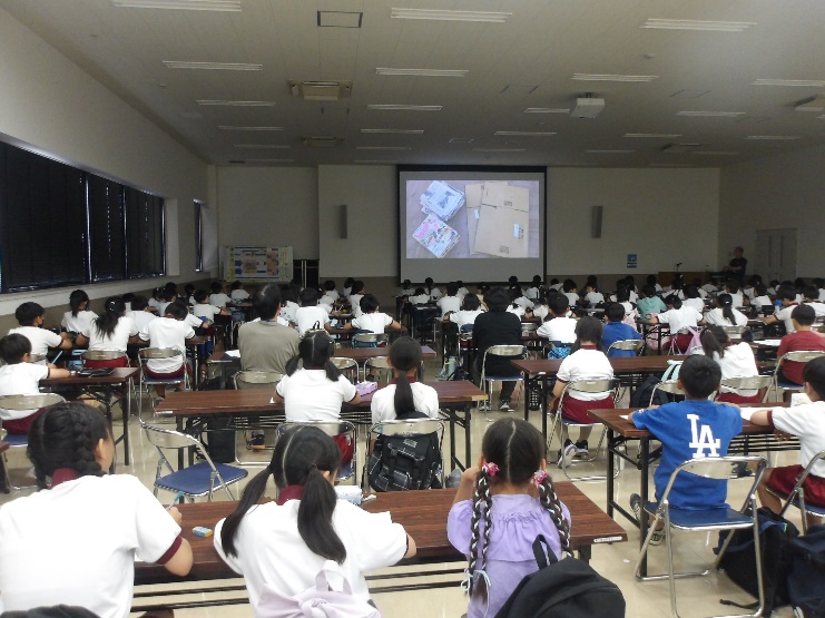 室内で動画を視聴する児童の様子