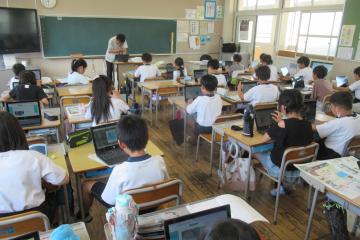 児童がNIEタイムに取り組む様子