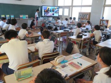 絵本の読み聞かせを聞く5年生