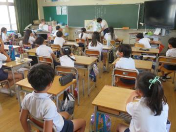 絵本の読み聞かせを聞く3年生