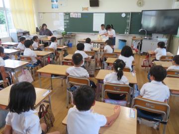 絵本の読み聞かせを聞く1年生