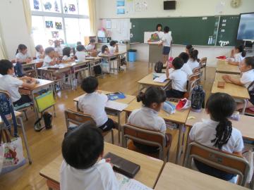 絵本の読み聞かせを聞く2年生