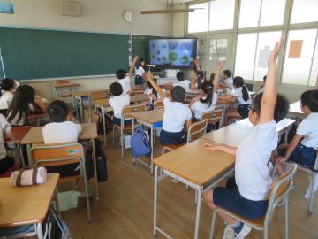 絵本の質問に答える4年生