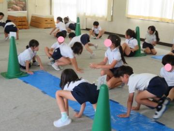 屋内において動物になりきって動く2年生の様子