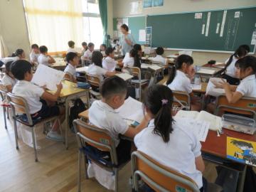教室内で国語の学習でペアトークをする4年生の様子