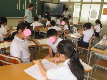 教室内で国語の時間にグループトークをする4年生の様子