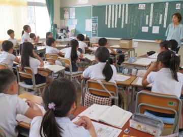 教室内でグループでの話し合いを全体共有する4年生の様子