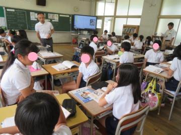 教室内で道徳の学習でグループトークで伝え合う5年生の様子