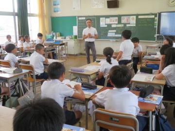 教室内でグループトークを全体共有する5年生の様子