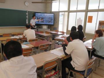 教室内で人権教育課による指導助言の様子