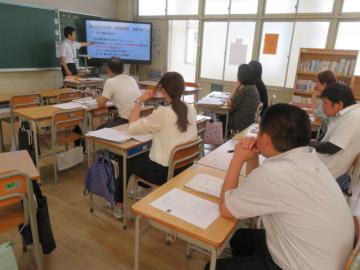 教室内で人権教育課による指導助言を受講する参加者の様子