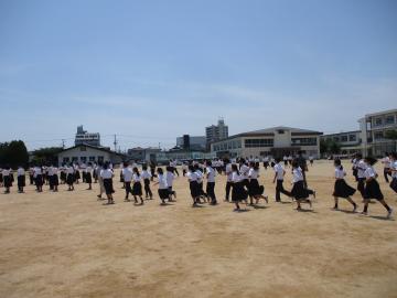 運動場に避難する様子
