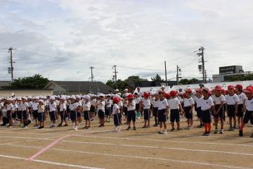 開会式で児童が並んでいる