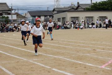 4年生の徒競走の様子