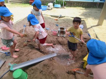 5歳児が泥遊びをしている様子