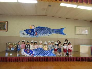 3歳児がこいのぼりと写真を撮っている様子