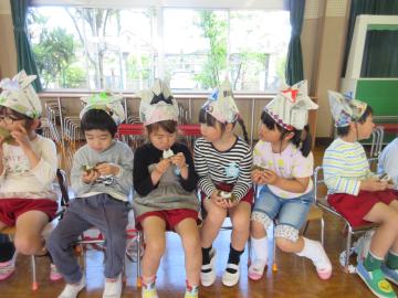 5歳児が柏餅を食べている様子