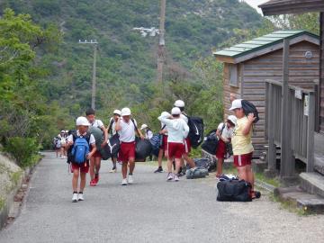 現地で山越えをする児童たちの様子