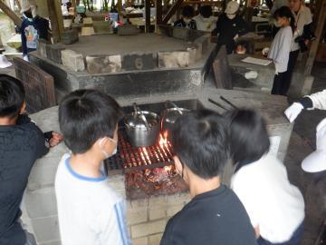 調理場でカレーライスづくりをする児童たちの様子