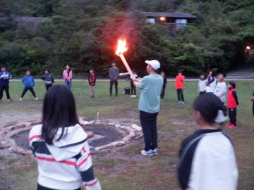 キャンプファイヤーをする児童たちの様子