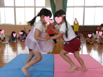 5歳児がすもうしているところ
