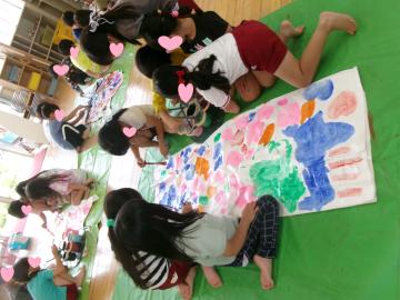 5歳児がこいのぼりをつくっているところ