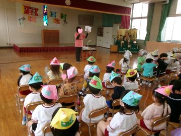 遊戯室で3歳、4歳、5歳児がこどものつどいに参加しているところ