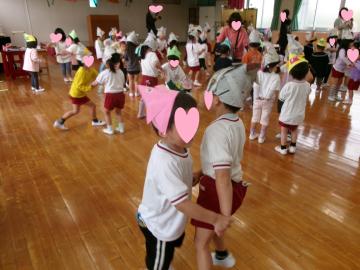 3歳児、4歳児、5歳児でダンスをしているところ