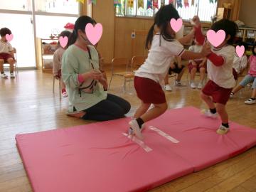 3歳児がすもうをしているところ