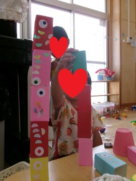 3歳児がこいのぼり積み木をしているところ