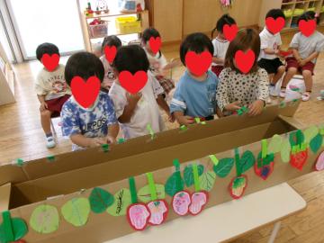 3歳児がつくったいちご畑でいちご狩りをしているところ
