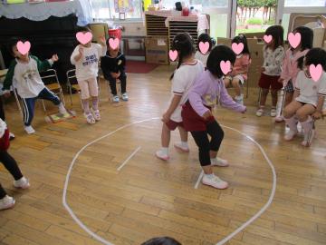 4歳児がしりすもうをしているところ